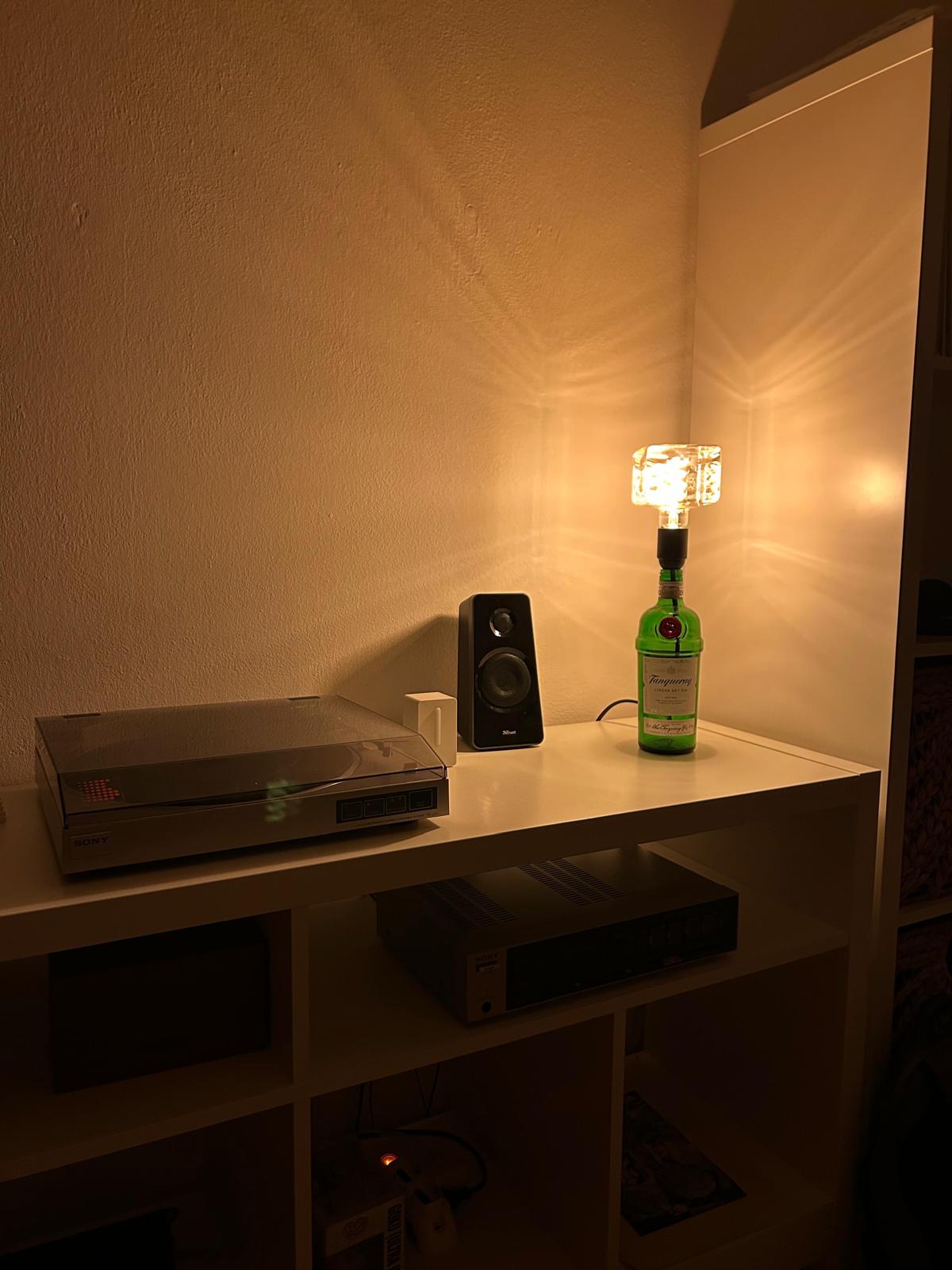 Bottiglia trasformata in lampada incisa